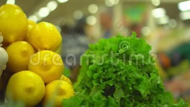 <strong>市场</strong>上的柠檬和绿色。 <strong>市场</strong>水果和蔬菜。 <strong>市场</strong>上菜色鲜艳..
